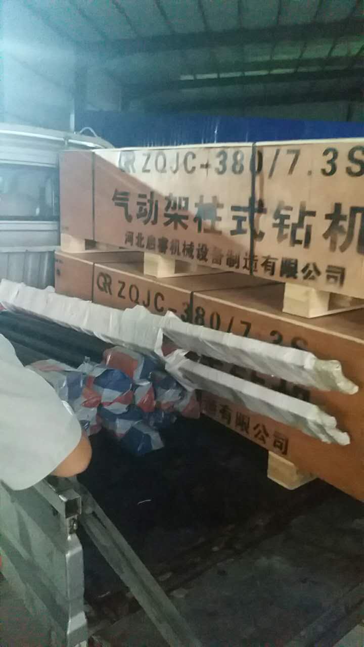 氣動(dòng)探水鉆機(jī)經(jīng)風(fēng)冒雨，及時(shí)送往山西襄垣